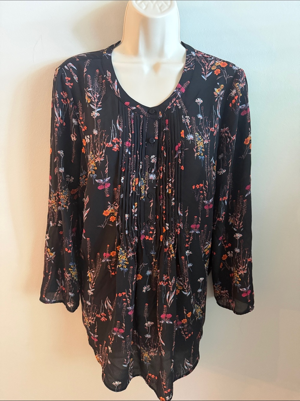 Gibson Latimer Black Floral Pintuck Button-Front Blouse